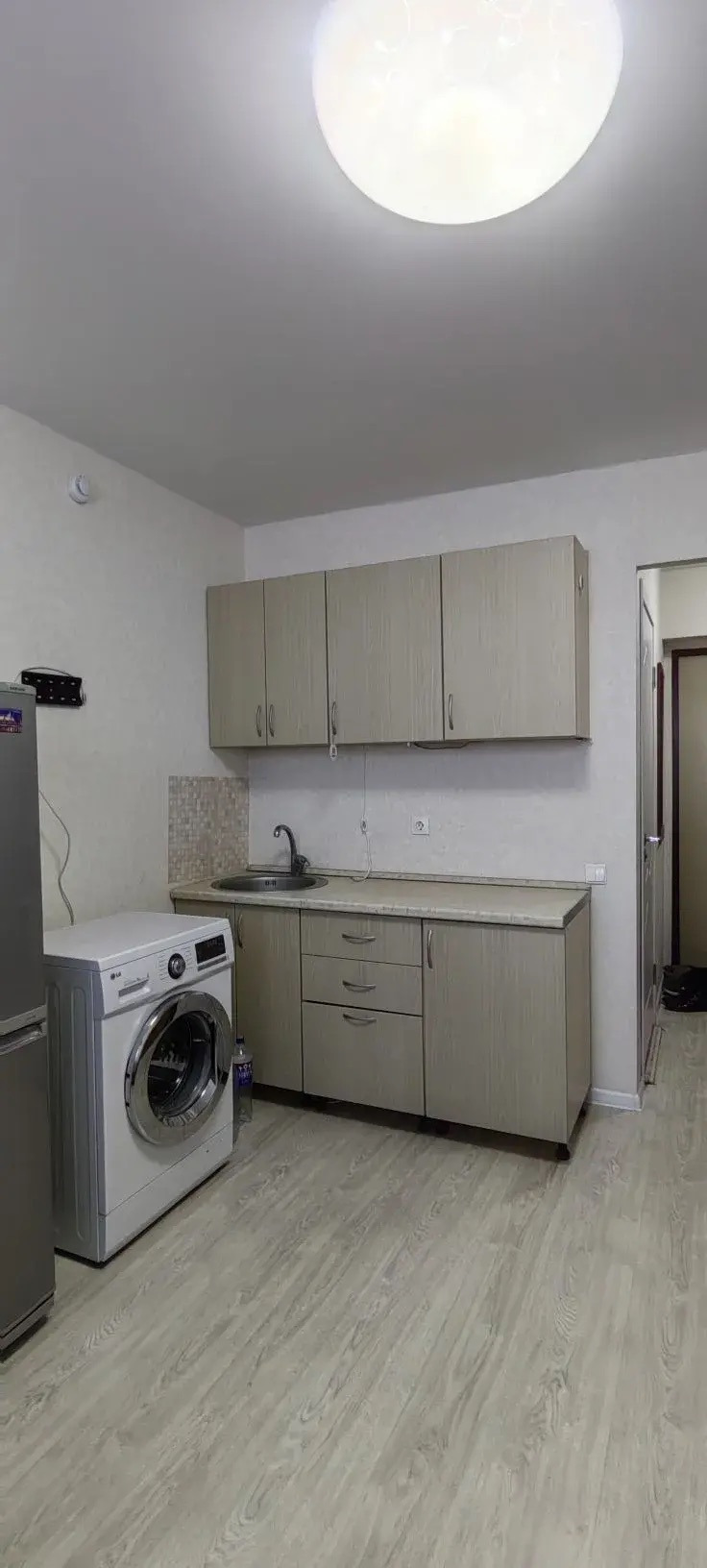 Продается отличная студия в новом доме с шикарным видом по адресу: РТ, г. Набережные Челны, ул. Виктора Полякова, д. 15 (НГ 64/10).

О квартире: 
- светлая, уютная студия
- совмещенный санузел 
- лоджия 
- кухонный гарнитур и прихожая остаются

Инфраструктура: 
- средняя школа №42, профильный лицей 